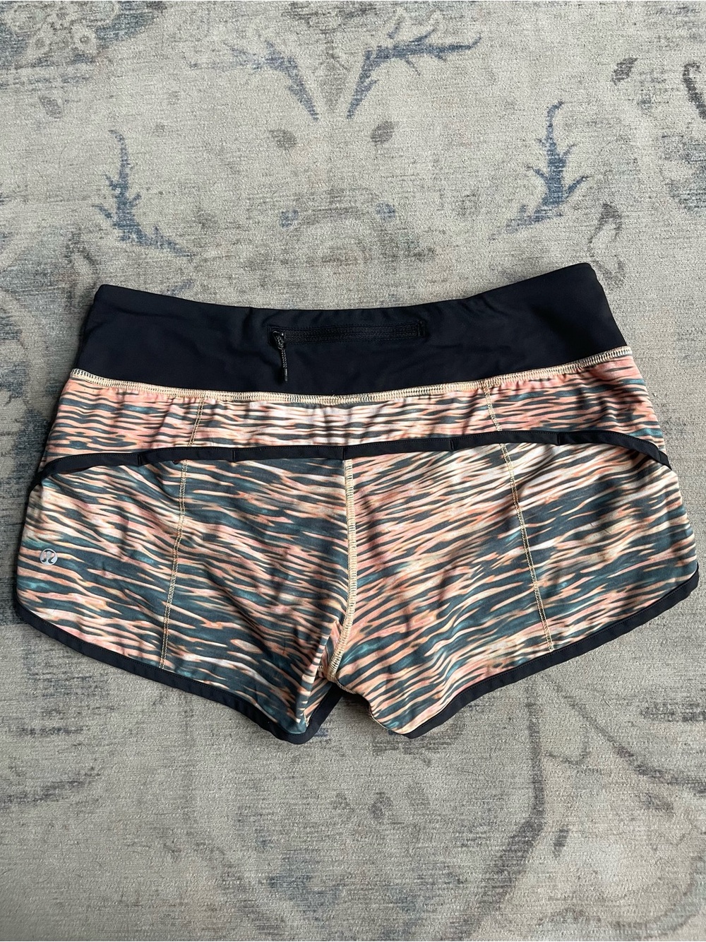Lululemon Speed Short Tiger Water Multi Black Size 6 Rare 2014 Print